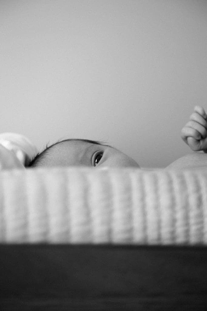 Bébé couché dans un coufin
