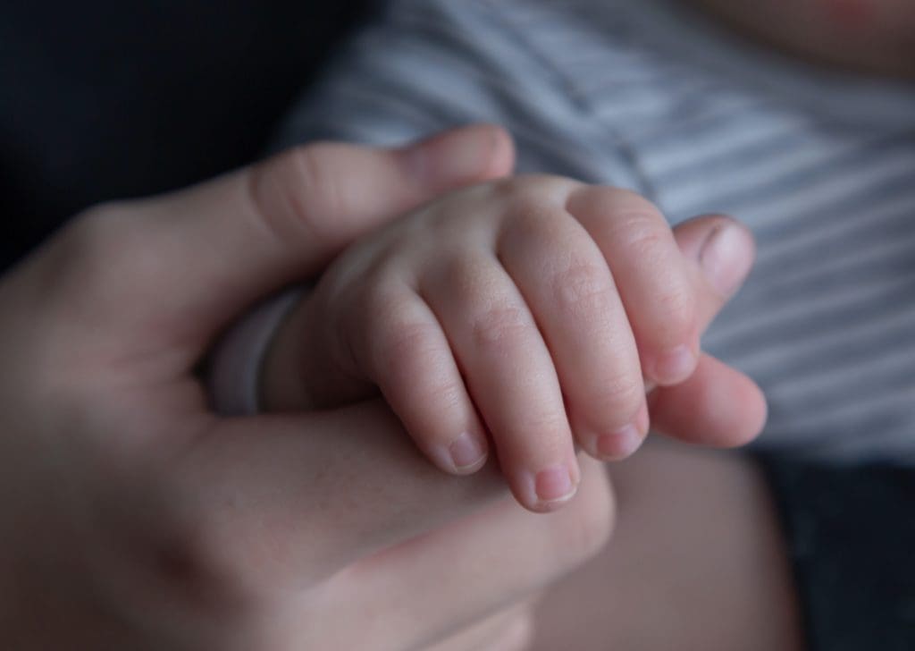 main de bébé