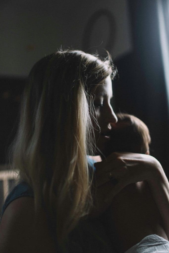 Mère en post partum berçant son enfant