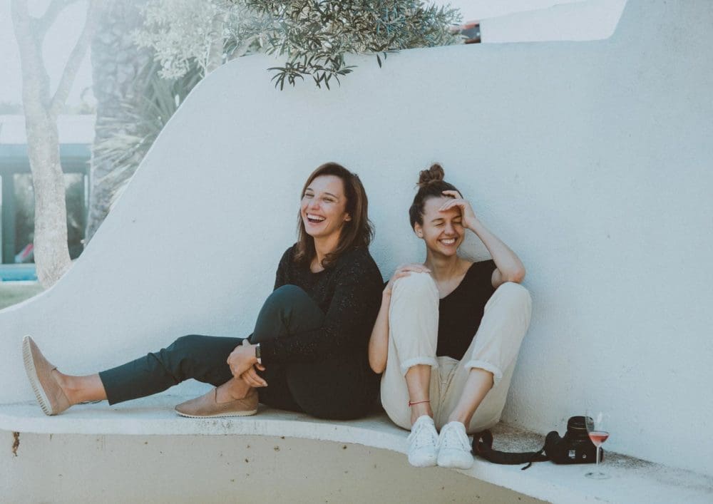 Deux amies rient ensemble