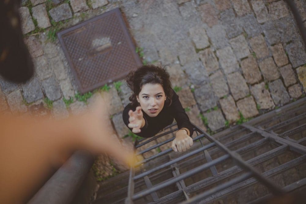 femme qui cherche de l'aide