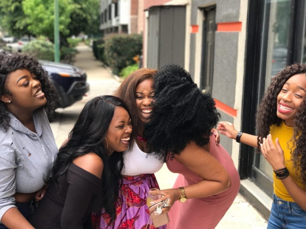 Groupe d'amies qui rient ensemble