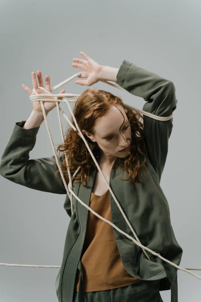 une femme empêtrée dans une corde