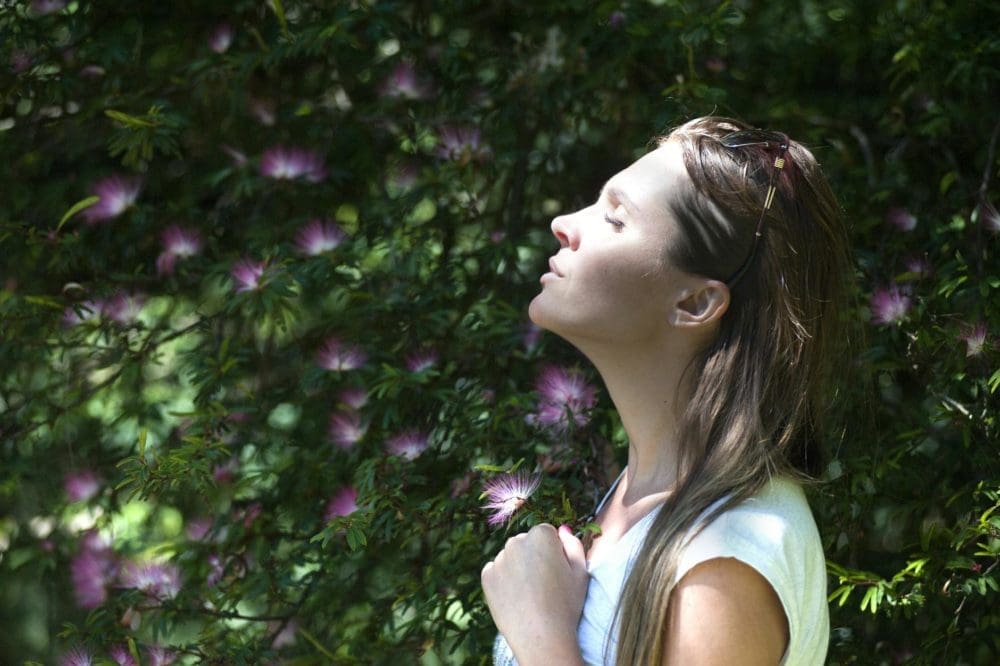 Femme sereine dans la verdure