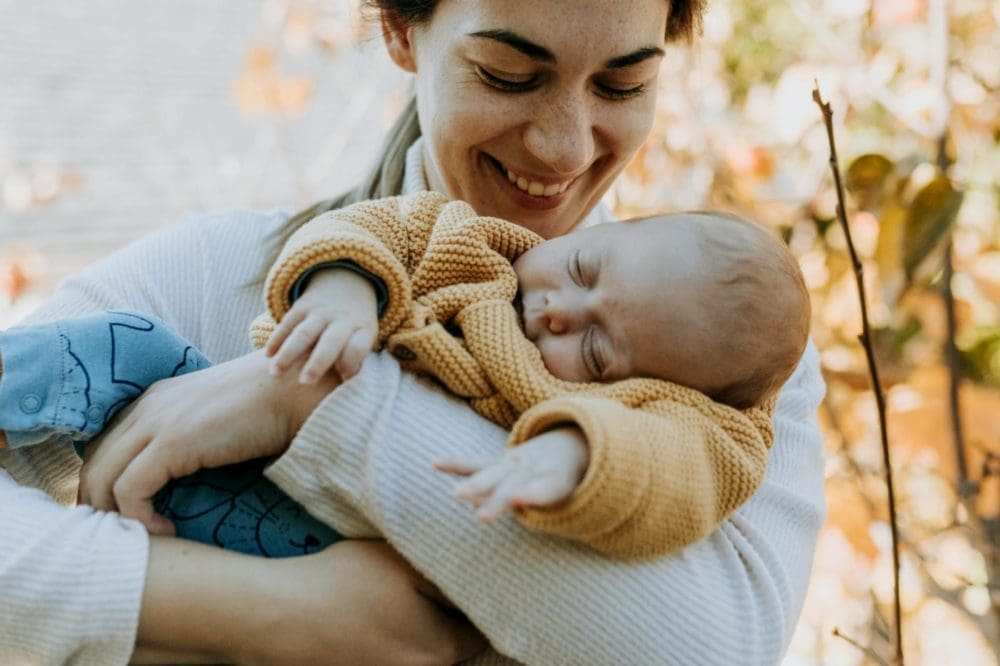 Maman enlaçant son nourrisson