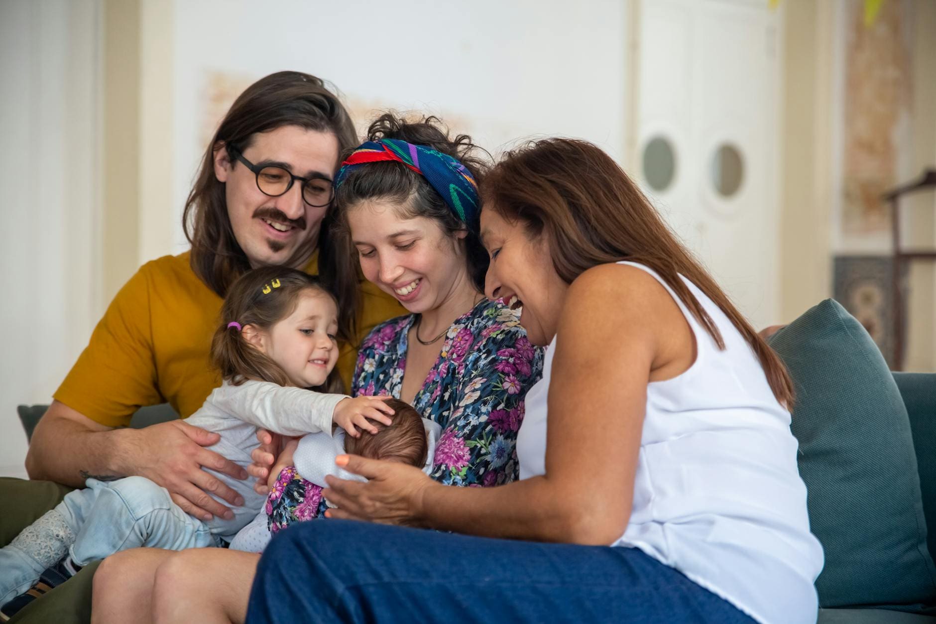 famille épanouie autour d'un nouveu-né