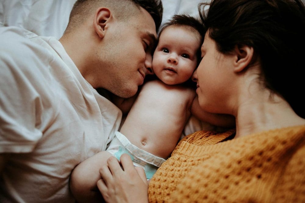 Des parents aimants et unis autour de leur enfant