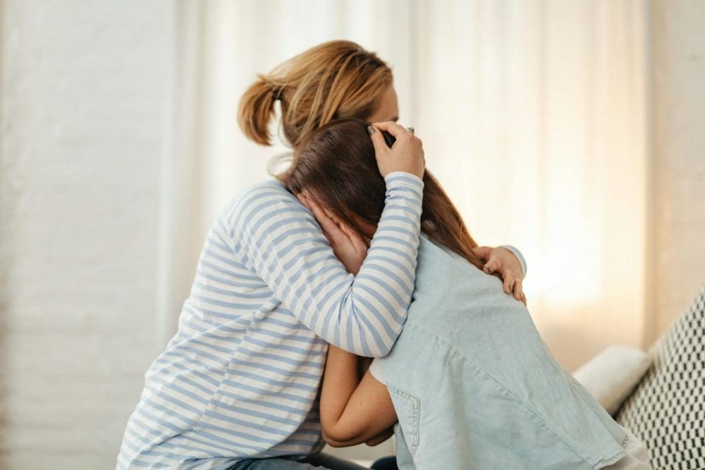 Une femme réconfortant sa fille