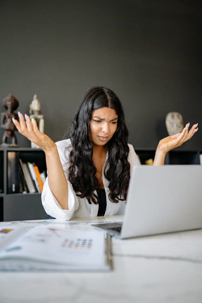 Femme confuse au travail