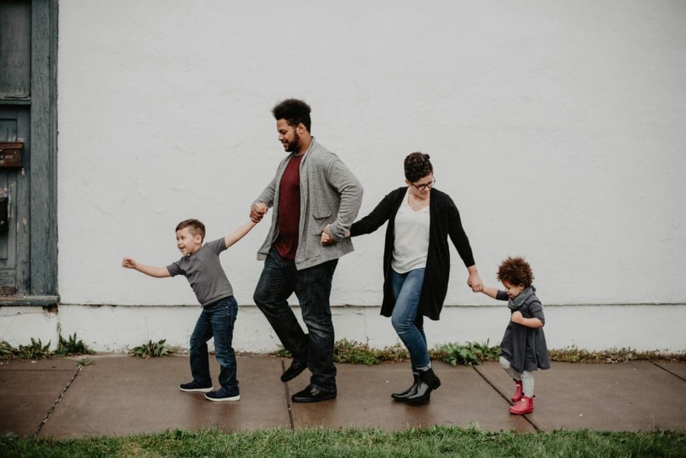 Une famille en promenade