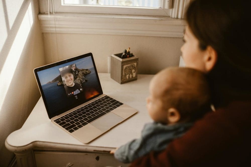 Une femme et son bébé en visio avec le papa