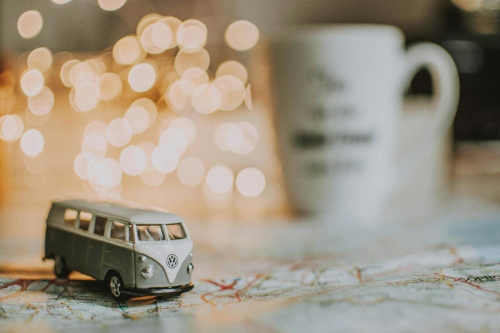 mini-bus sur une carte de voyage