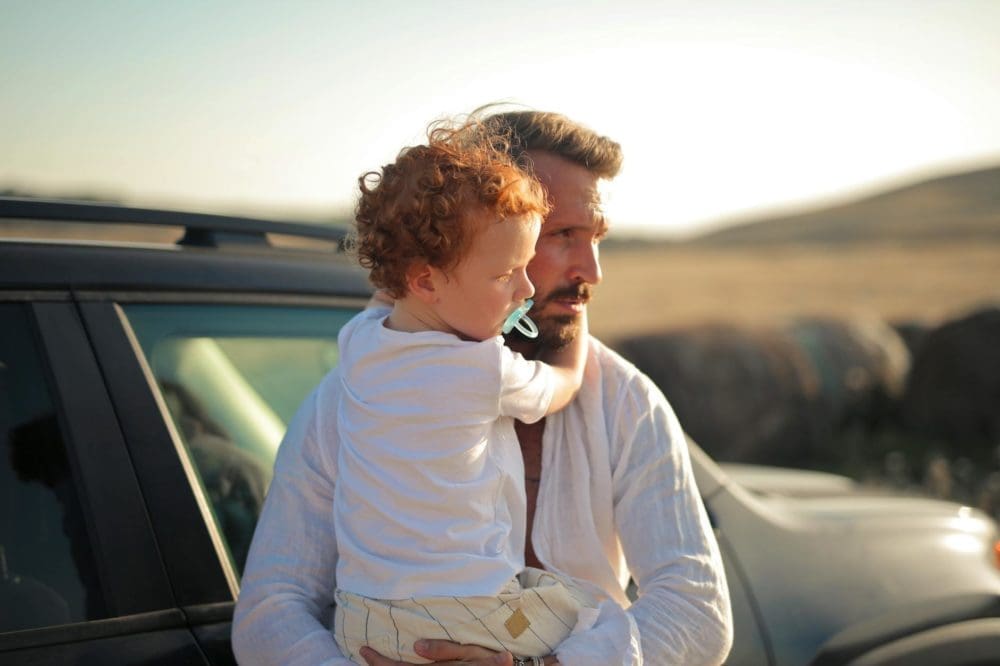un papa sort son enfant pour la pause durant un voyage en voiture