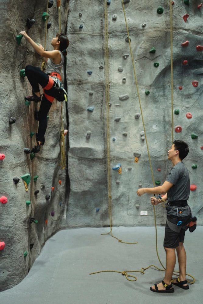 Un couple qui s'entraide et se soutient pour surmonter les obstacles