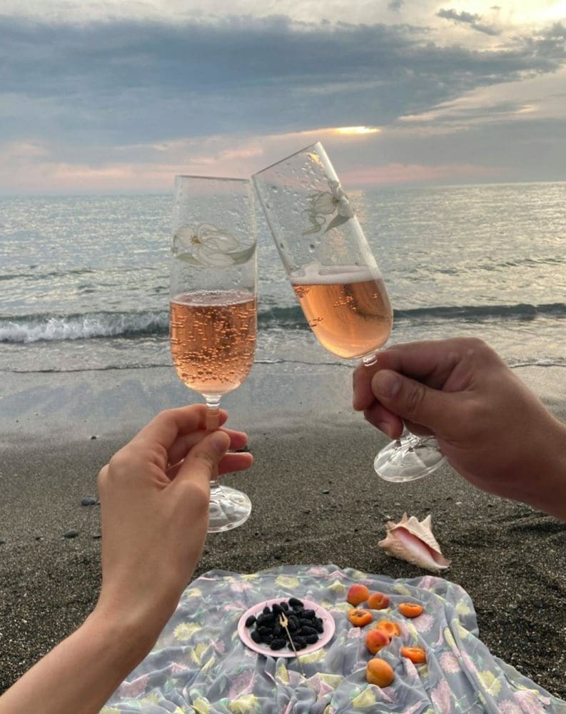 un couple célèbre ses victoires