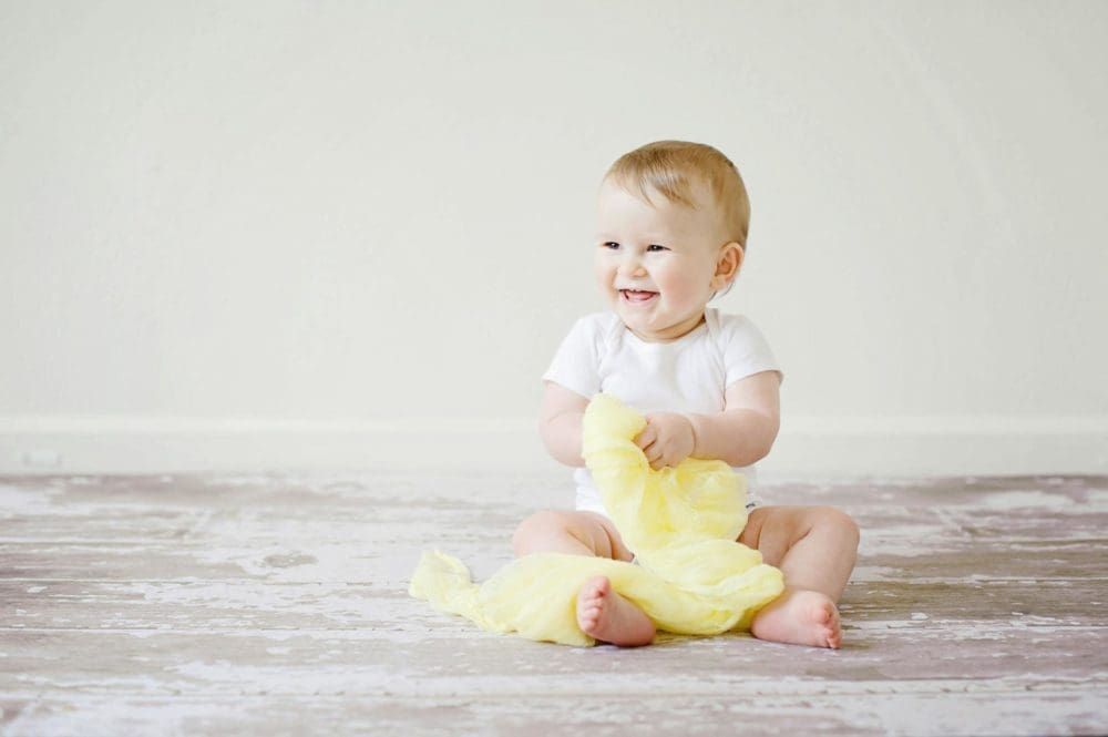un bébé heureux